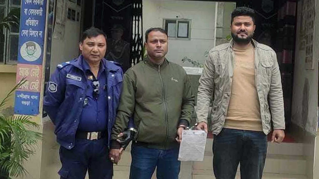 লিফলেট হাতে যুবদল ও স্বেচ্ছাসেবক দলের গ্রেপ্তার দুই নেতা। ছবি : কালবেলা