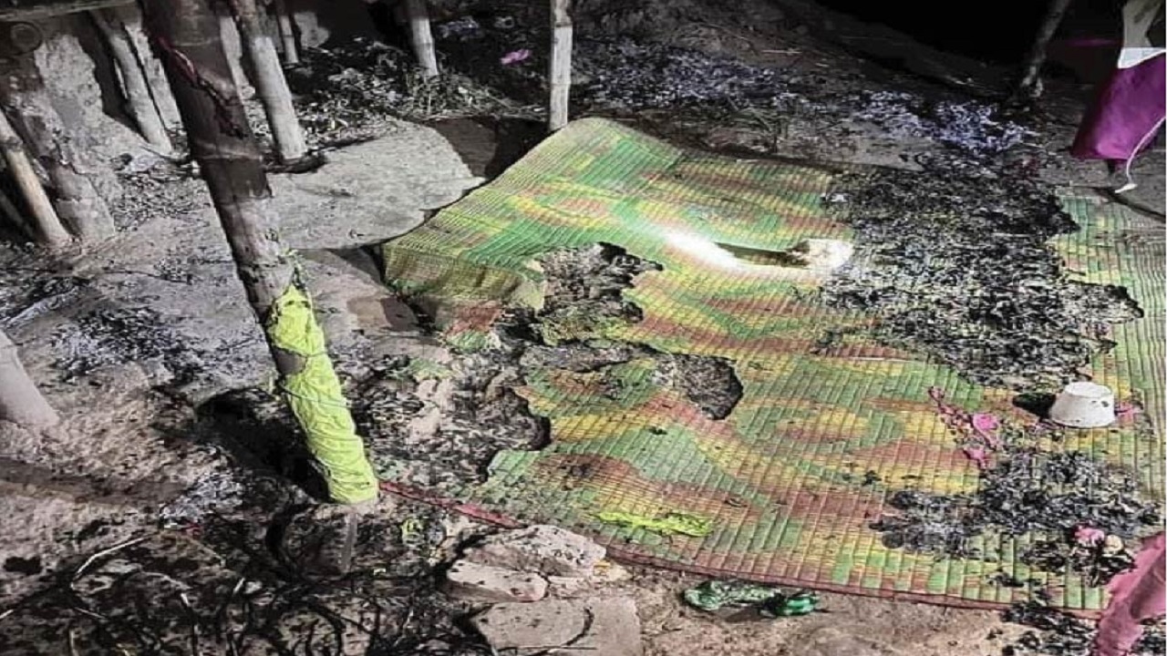 জয়পুরহাট-২ আসনে আগুনে পুড়িয়ে যাওয়া নির্বাচনী ক্যাম্প। ছবি : কালবেলা