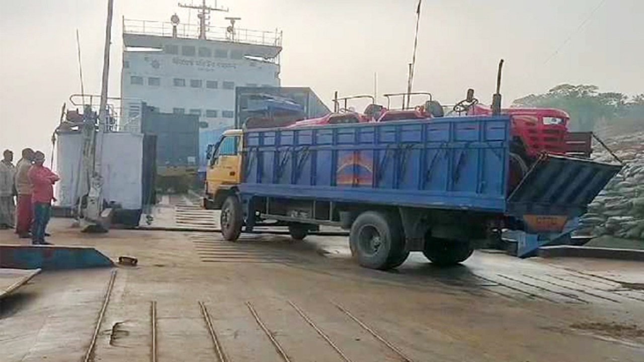 দৌলতদিয়া-পাটুরিয়া নৌরুটে ফেরি চলাচল স্বাভাবিক। ছবি : কালবেলা