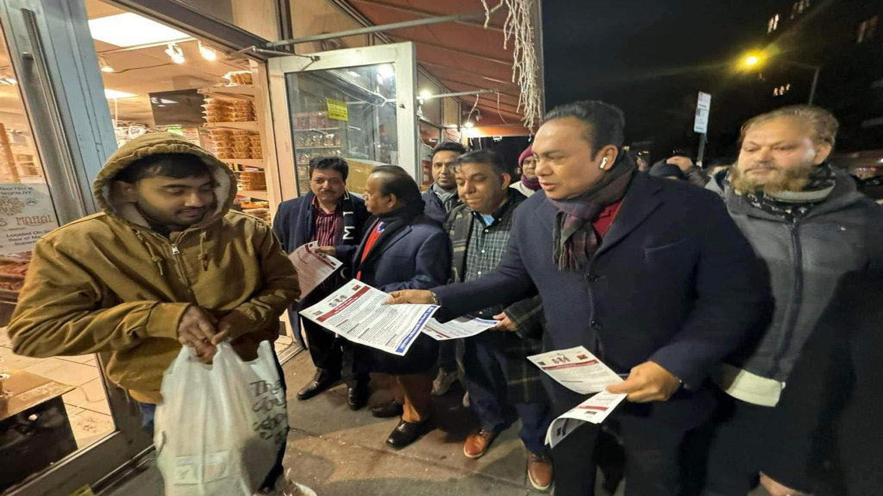 যুক্তরাষ্ট্রে প্রবাসীদের মাঝে লিফলেট বিতরণ করেছে বিএনপি। ছবি : কালবেলা