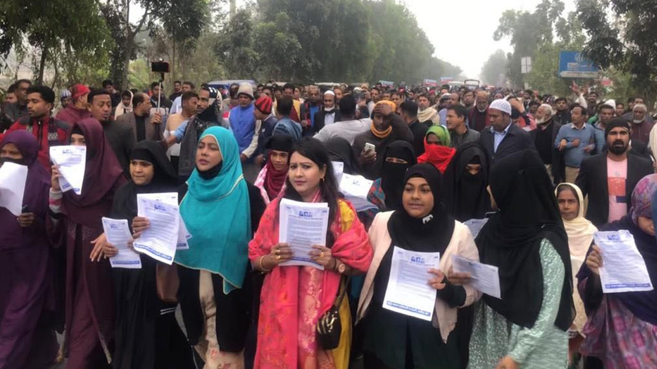 বিএনপি নির্বাহী কমিটির সহগণশিক্ষাবিষয়ক সম্পাদক আনিসুর রহমান তালুকদার খোকনের নেতৃত্বে মাদারীপুরে গণসংযোগ ও লিফলেট বিতরণ করা হয়েছে। ছবি : কালবেলা