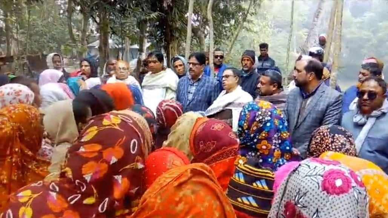 ভোট বর্জন এবং অসহযোগ আন্দোলনের পক্ষে জনমত গড়তে যশোরে গণসংযোগ এবং লিফলেট বিতরণ করেছেন বিএনপি। ছবি : কালবেলা