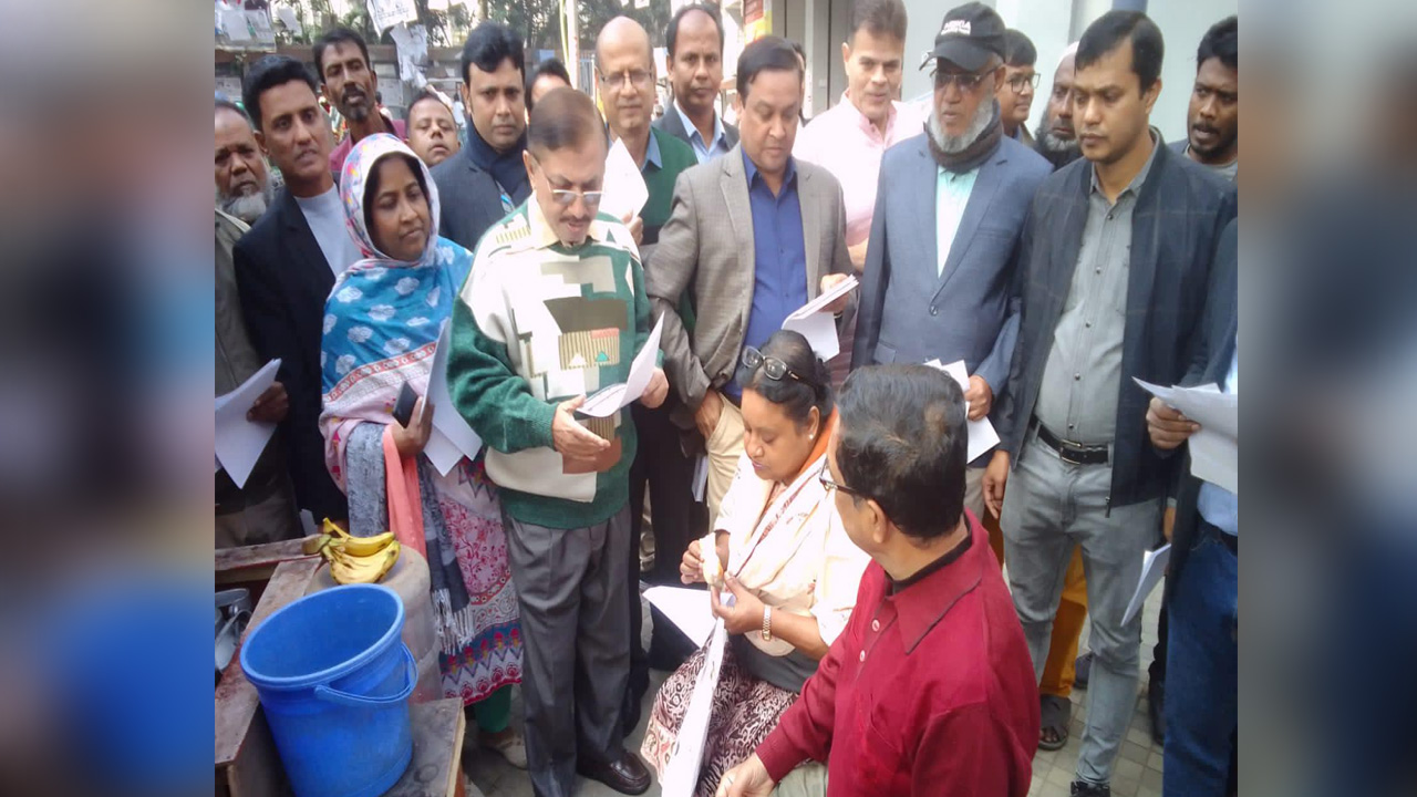 রাজধানীর সেগুনবাগিচা এলাকায় দোকানদার, পথচারীসহ জনসাধারণের মাঝে লিফলেট বিতরণ করেছেন প্রকৌশলীদের সংগঠন এসোসিয়েশন অব ইঞ্জিনিয়ার্স বাংলাদেশ (এ্যাব)। ছবি : কালবেলা