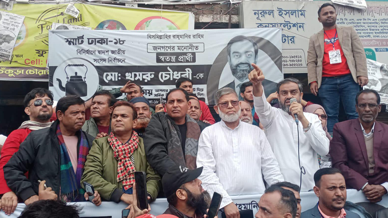 রাজধানীর উত্তরখানে বক্তব্য রাখছেন ঢাকা-১৮ আসনের কেটলি মার্কার প্রার্থী মো. খসরু চৌধুরী। ছবি : কালবেলা