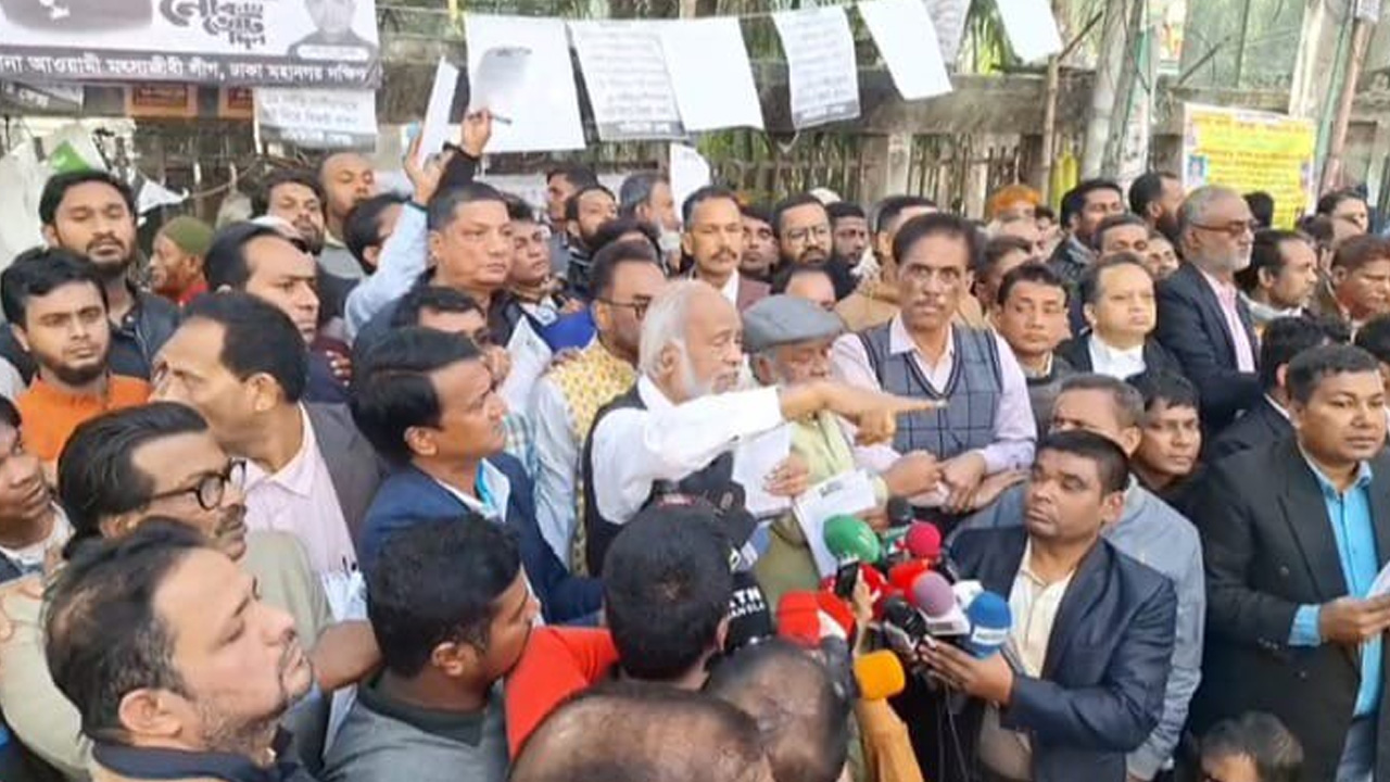 জাতীয় প্রেস ক্লাবের সামনে লিফলেট বিতরণ করেন মঈন খানসহ অন্যান্যরা। ছবি : কালবেলা
