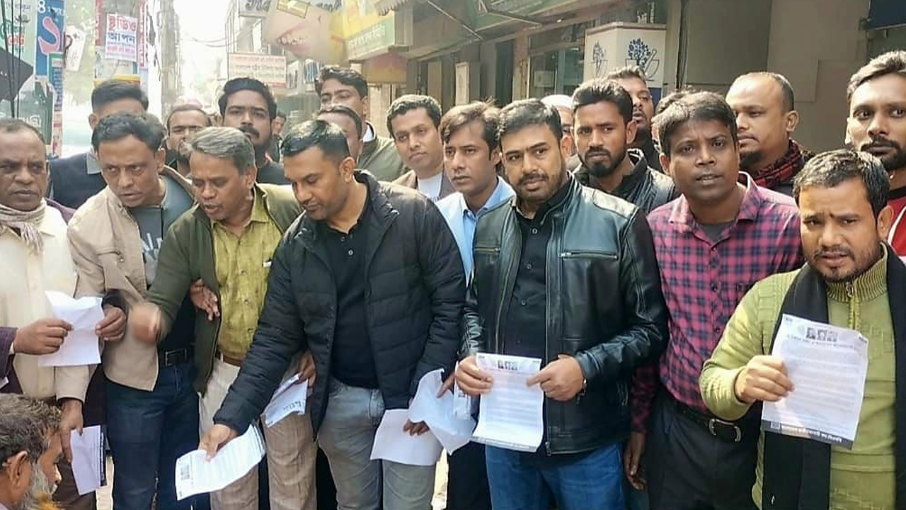 রাজধানীর পুরানা পল্টনে যুবদলের লিফলেট বিতরণ। ছবি : কালবেলা