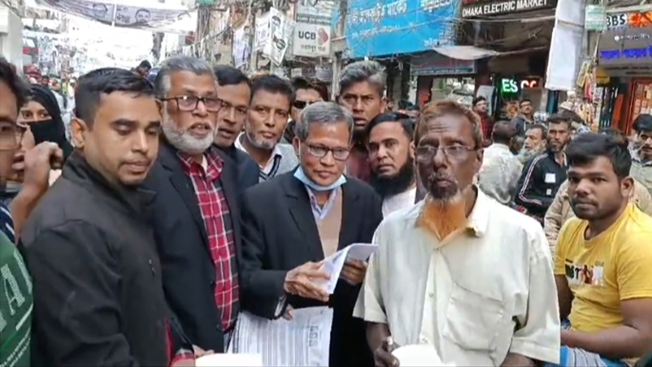 পুরান ঢাকায় মৎস্যজীবী দলের লিফলেট বিতরণ। ছবি : কালবেলা