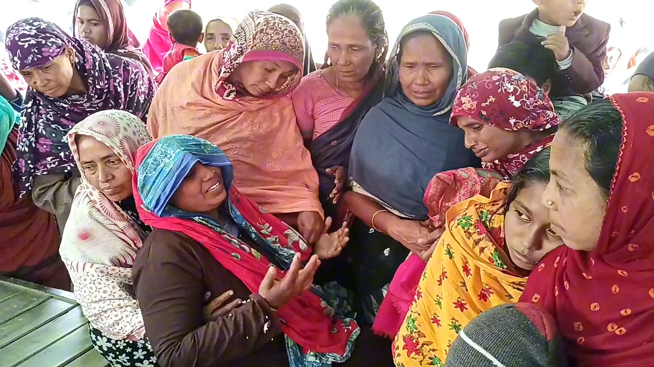 চাচা-ভাতিজা নিহতের ঘটনায় রাঙ্গিয়ারপোতা গ্রামে স্বজনদের আহাজারী। ছবি : কালবেলা
