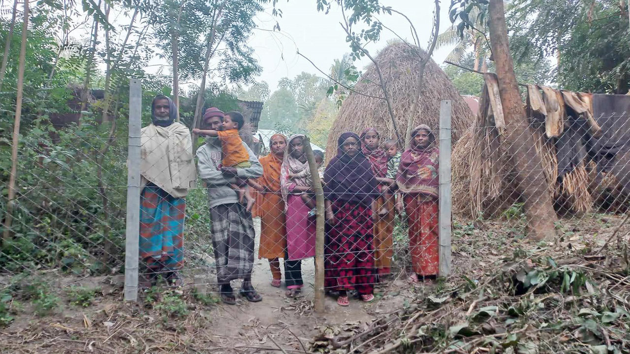 তারকাঁটার বেড়ায় অবরুদ্ধ পরিবারের সদস্যারা। ছবি : কালবেলা