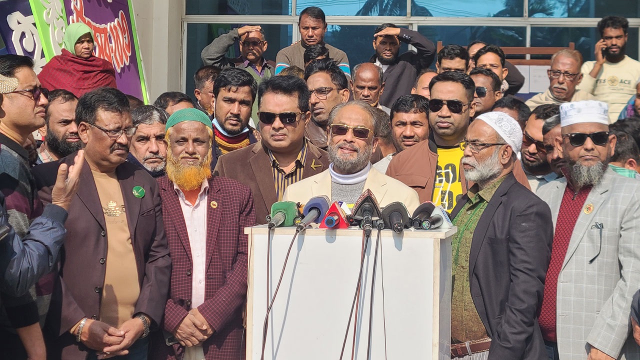 নিজ নির্বাচনী এলাকায় গণসংযোগ শেষে সাংবাদিকদের সাথে কথা বলেন জি এম কাদের। ছবি : সংগৃহীত