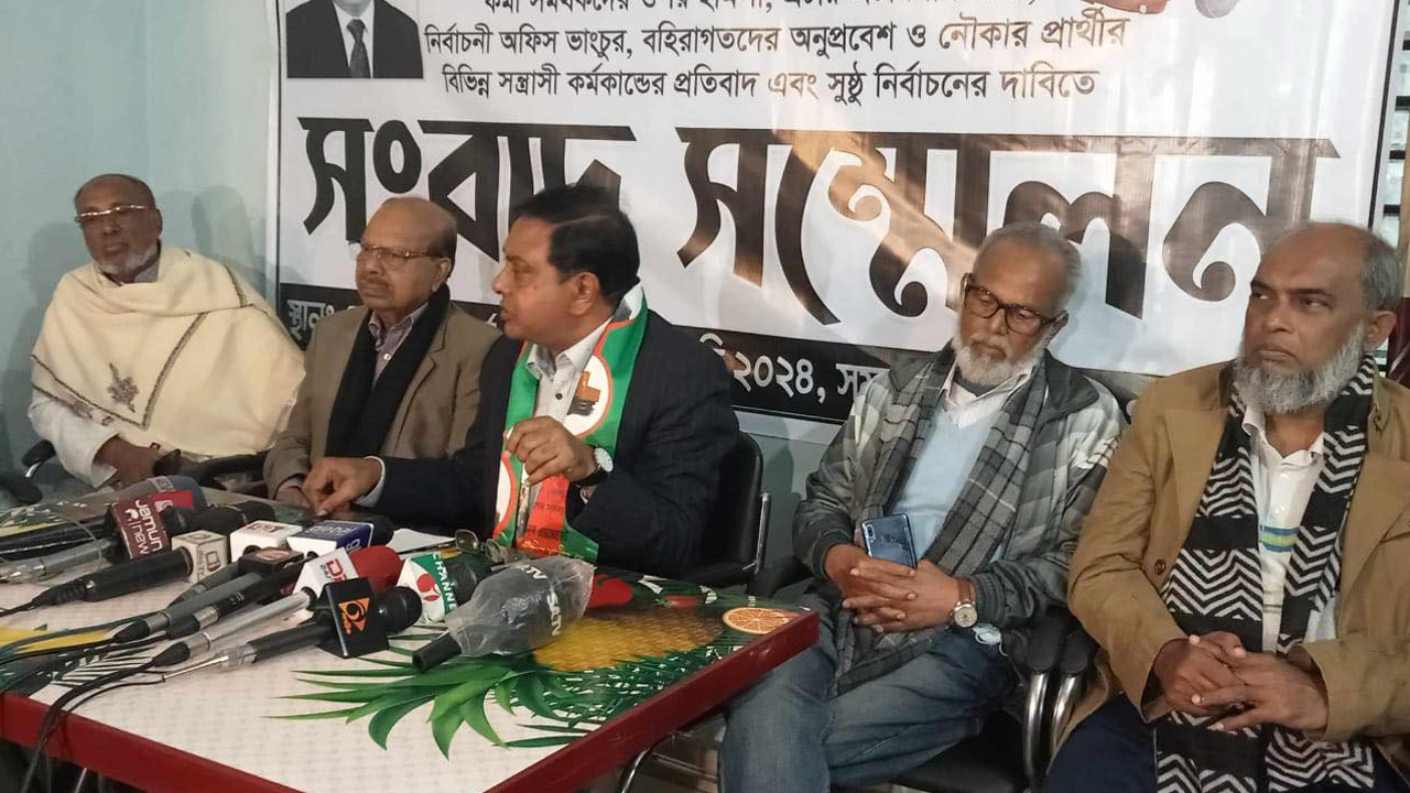 সংবাদ সম্মেলনে নোয়াখালী-৪ আসনের স্বতন্ত্র প্রার্থী জেলা আওয়ামী লীগের সিনিয়র সহসভাপতি শিহাব উদ্দিন শাহিন। ছবি : কালবেলা