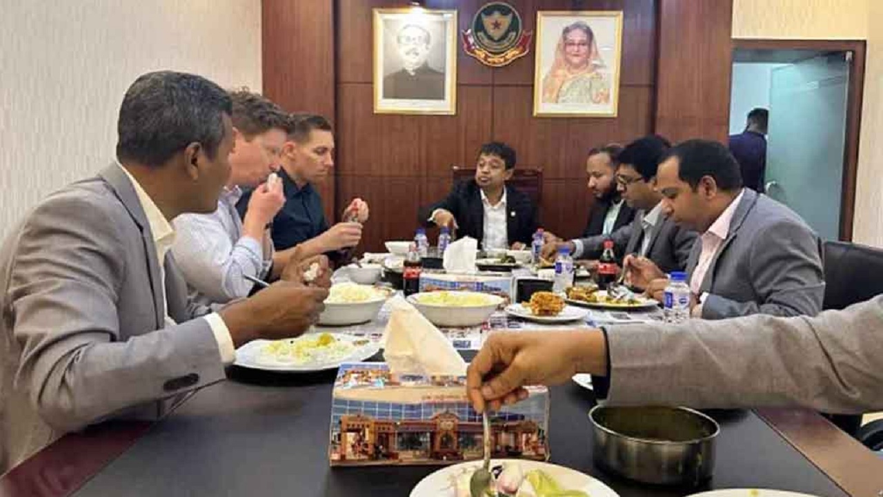 বুধবার দুপুরে ডিবি পুলিশের কার্যালয়ে যায় মার্কিন প্রতিনিধি দল। ছবি : সংগৃহীত