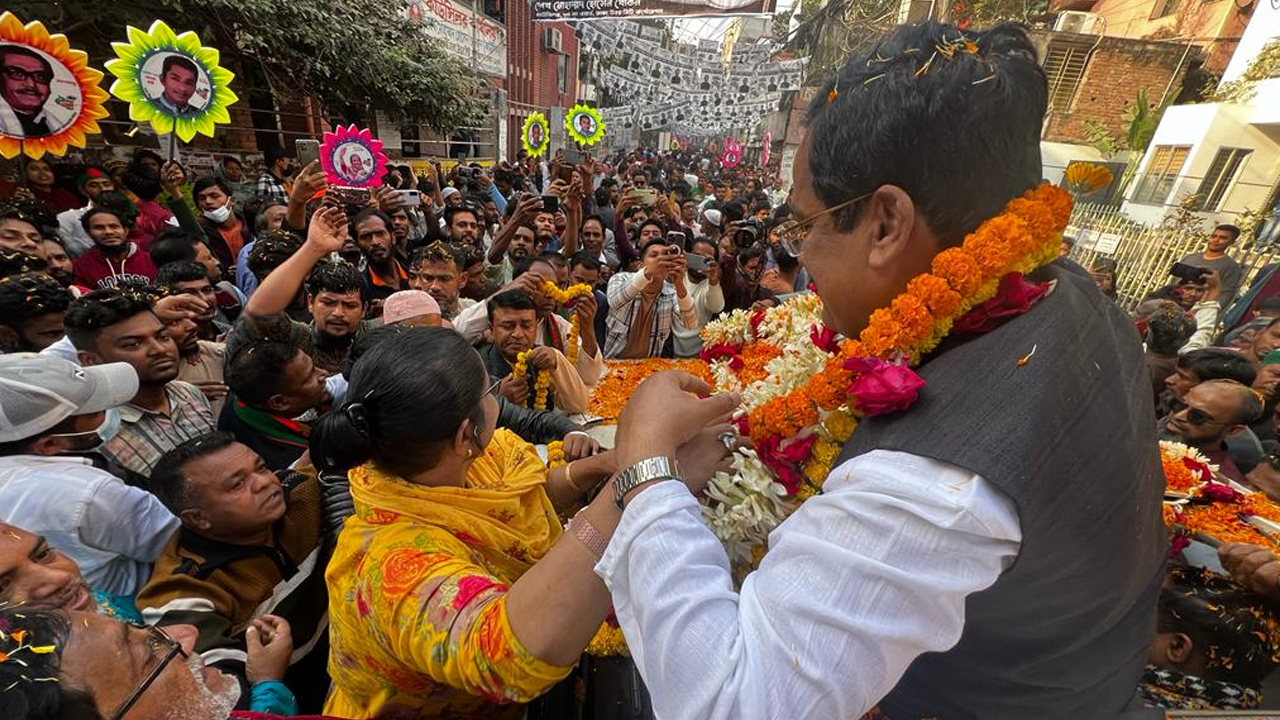 রাজধানীর রায়ের বাজারে নির্বাচনী গণসংযোগে ঢাকা-১৩ আসনের নৌকার মনোনীত প্রার্থী অ্যাডভোকেট জাহাঙ্গীর কবির নানক। ছবি : সংগৃহীত