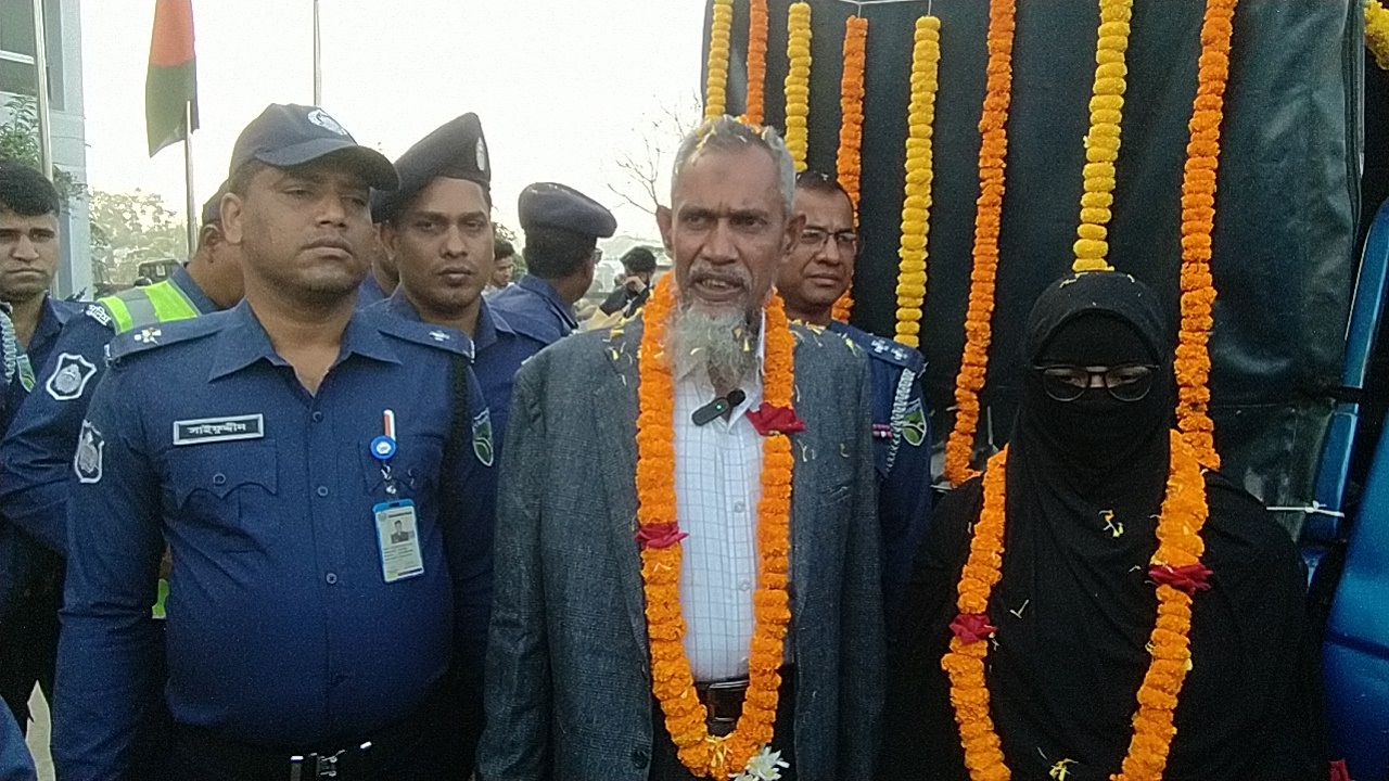 বিদায় বেলায় মুসলিম উদ্দিনের সঙ্গে ছিলেন তার স্ত্রী ও মেজো ছেলে। ছবি : কালবেলা