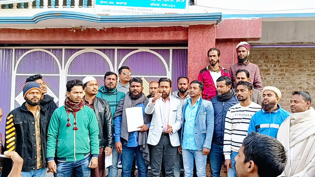 যুবদলের লিফলেট বিতরণ। ছবি : কালবেলা