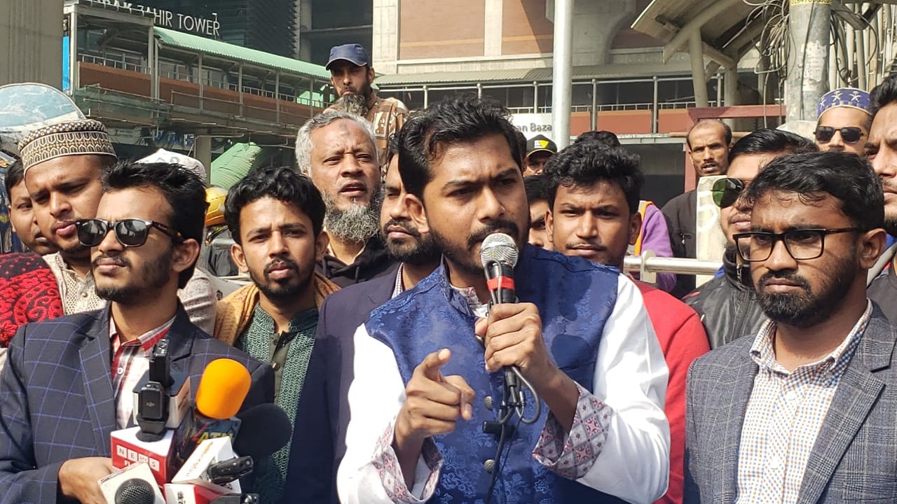 দুপুরে রাজধানীর বাংলামোটরে পথসভা করেছে গণঅধিকার পরিষদের একাংশ। ছবি : কালবেলা