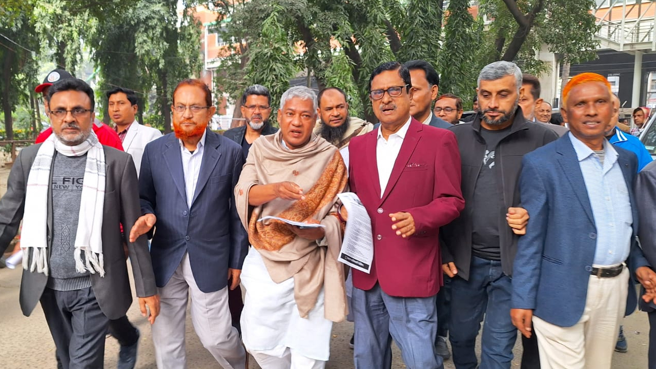 তাঁতী দলের লিফলেট বিতরণ। ছবি : কালবেলা