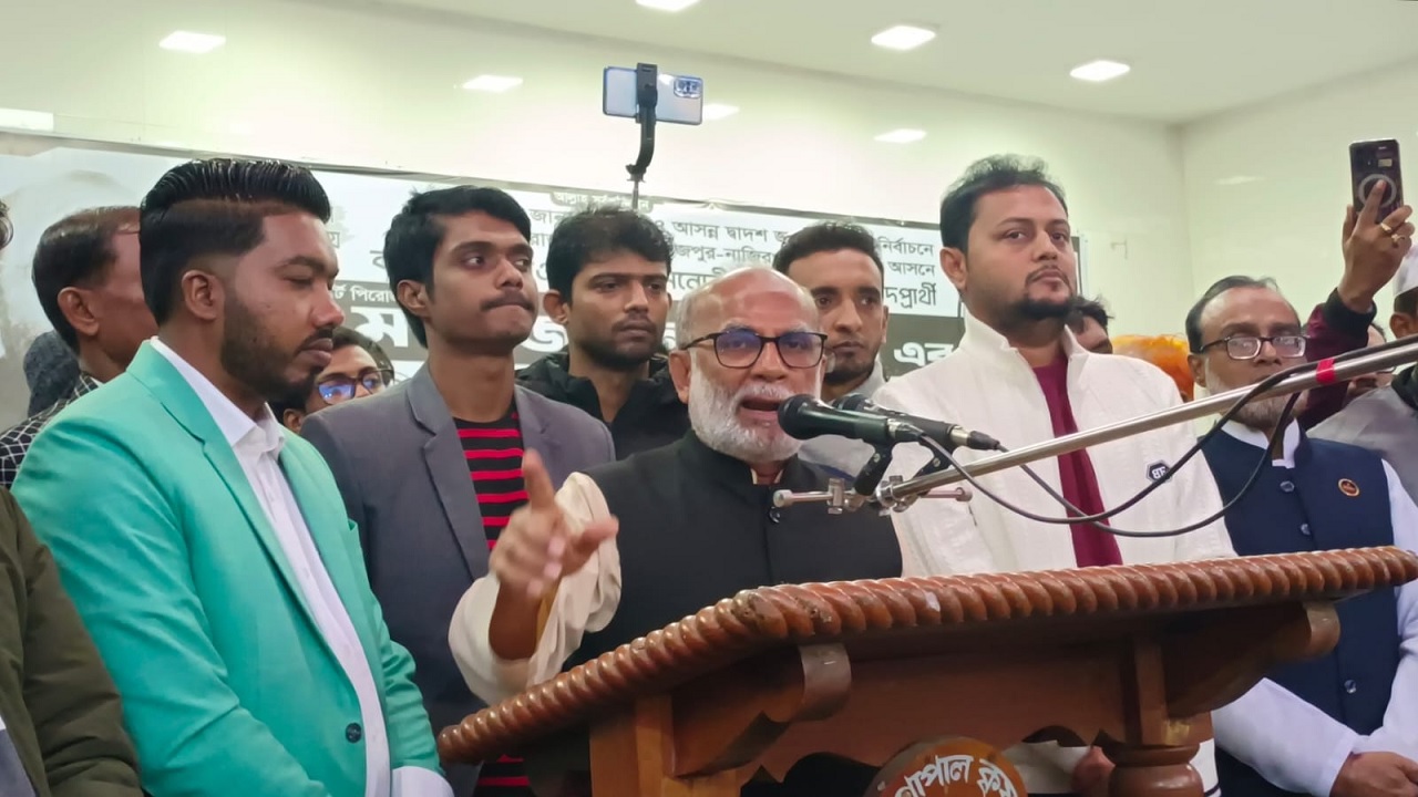 বুধবার বিকেলে পিরোজপুর শহরের গোপাল কৃষ্ণ টাউক ক্লাব মাঠে এক পথসভায় কথা বলেন শ ম রেজাউল করিম। ছবি : কালবেলা