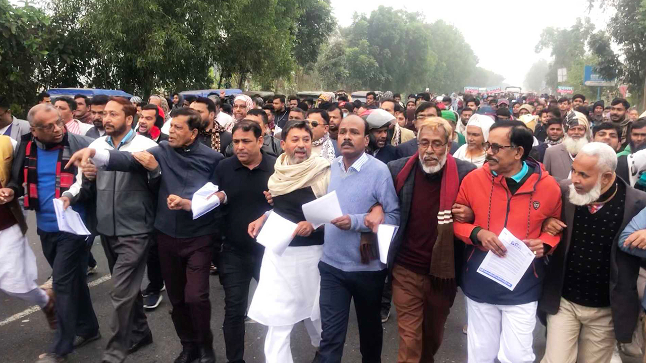 নির্বাচন বর্জনের দাবিতে মাদারীপুরে বিক্ষোভ মিছিল ও প্রচারপত্র বিলি করেছে জেলা বিএনপি। ছবি : কালবেলা