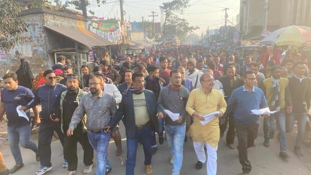 ভোট বর্জনে যশোরের শর্শায় বিএনপির নেতৃবৃন্দের লিফলেট বিতরণ। ছবি : কালবেলা