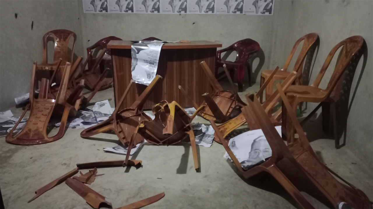 কুমিল্লার চান্দিনায় শুহিলপুর ইউনিয়নের শালিখা বাজারে নৌকার নির্বাচনী অফিস ভাংচুরের পরের দৃশ্য। ছবি : কালবেলা