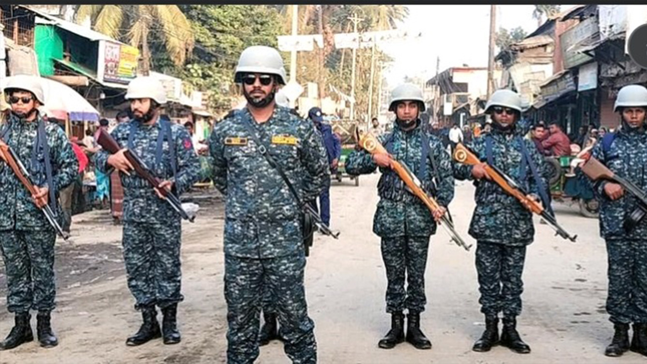 দ্বাদশ জাতীয় সংসদ নির্বাচনে আইনশৃঙ্খলা স্বাভাবিক রাখতে ভোলার লালমোহন উপজেলায় কাজ শুরু করেছে বাংলাদেশ নৌবাহিনী। ছবি : কালবেলা