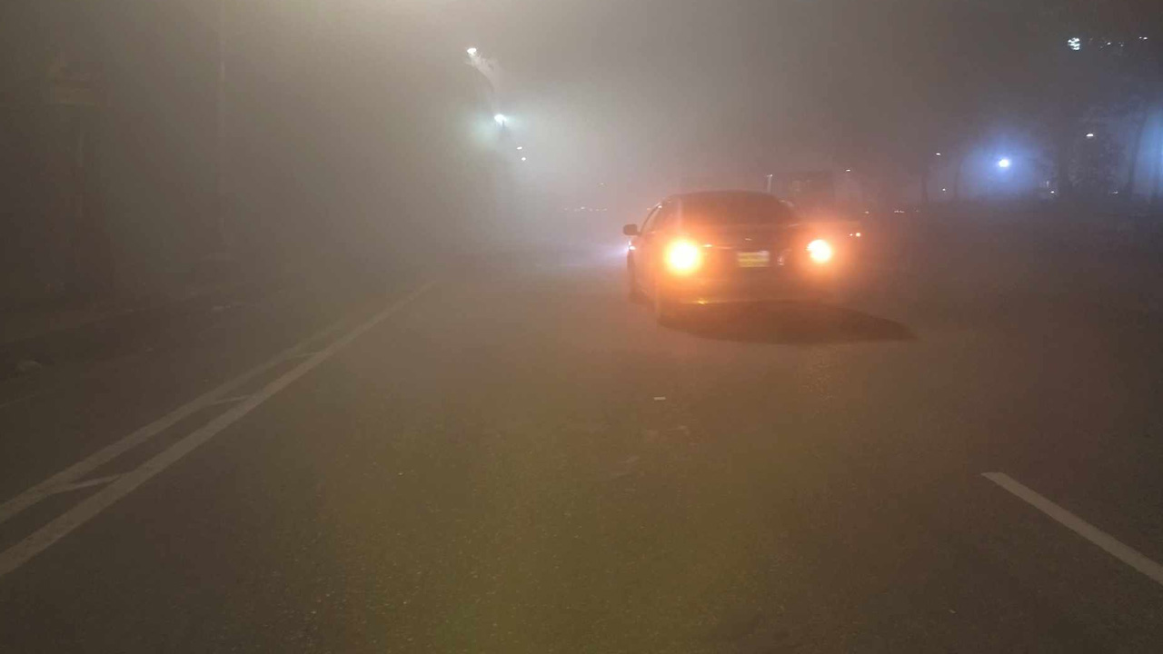রাজধানীতে মধ্যরাতে মানিক মিয়া এভিনিউ এলাকার দৃশ্য। ছবি : কালবেলা