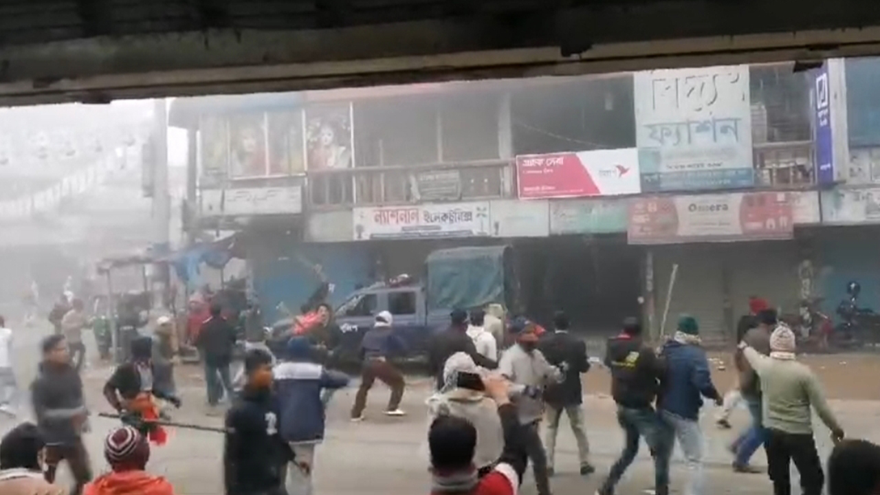 ধামরাইয়ে বিএনপির মিছিলে পুলিশের বাধা দেওয়ার ঘটনায় পুলিশের গাড়ি ভাঙচুর। ছবি : কালবেলা