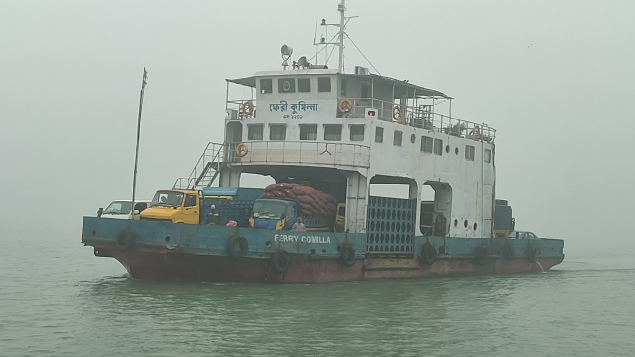 ঘন কুয়াশার কারণে বন্ধ থাকার পর ১১ ঘণ্টা পর দৌলতদিয়া-পাটুরিয়া নৌরুটে ফেরি চলাচল শুরু। ছবি : কালবেলা