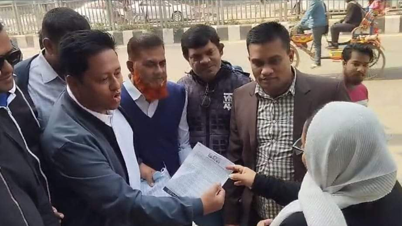 ঢাকা-ময়মনসিংহ মহাসড়কে স্বেচ্ছাসেবক দলের লিফলেট বিতরণ। ছবি : কালবেলা