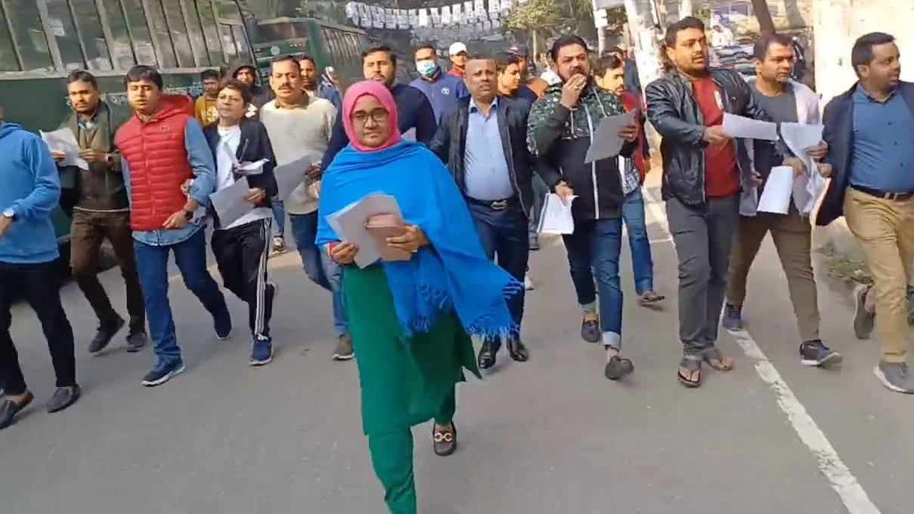 খিলগাঁওয়ে সাবেক ও বর্তমান ছাত্রনেতাদের লিফলেট বিতরণ। ছবি : কালবেলা