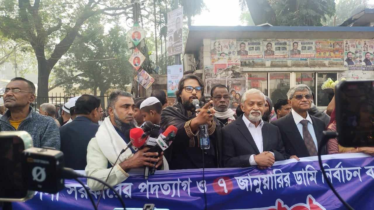 রাজধানীর বিজয়নগর, পল্টন, দৈনিক বাংলা ও জাতীয় প্রেস ক্লাব এলাকায় লিফলেট বিতরণ করেছে গণফোরাম (মন্টু) ও বাংলাদেশ পিপলস পার্টির নেতারা। ছবি : কালবেলা