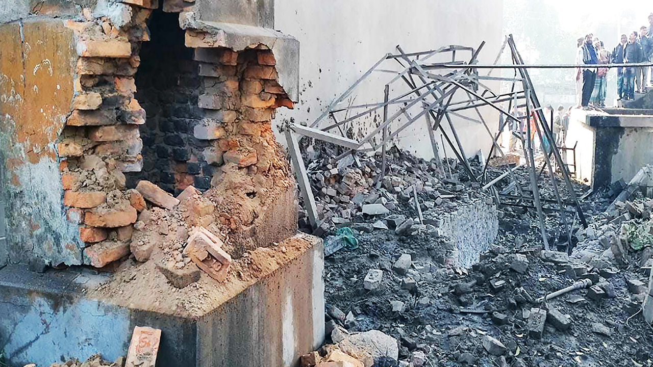 ঠাকুরগাঁও সদর উপজেলার রহিমানপুর ইউনিয়নে রাইস মিলের (চালকল) বয়লার বিস্ফোরণ। ছবি : কালবেলা