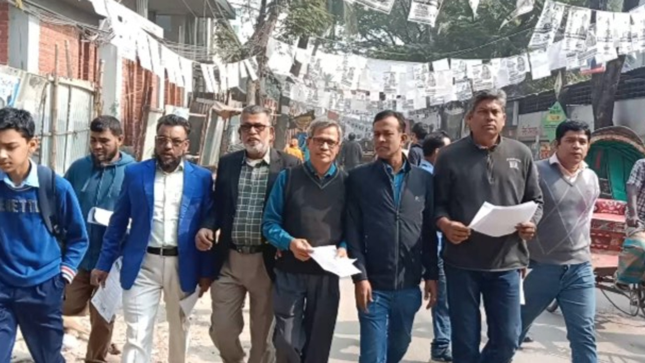 মিরপুরে গণসংযোগ ও লিফলেট বিতরণ করেছে মৎস্যজীবী দল। ছবি : কালবেলা