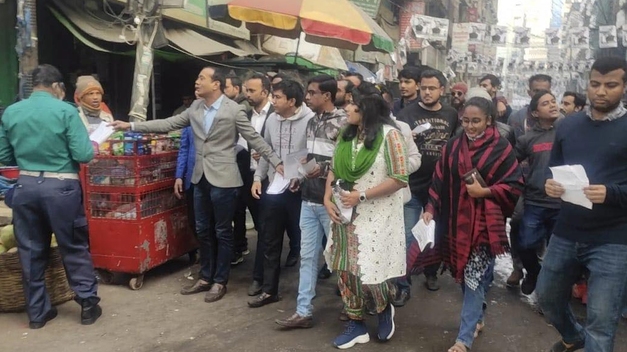 ভোট বর্জনের আহ্বানে পুরানা পল্টনে লিফলেট বিতরণ করেছে ছাত্রদল। ছবি : কালবেলা