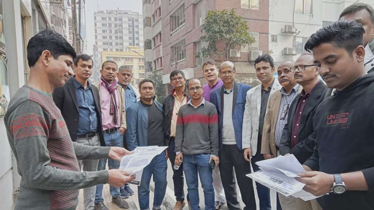 রাজধানীতে লিফলেট বিতরণ করেছে এ্যাব। ছবি : কালবেলা