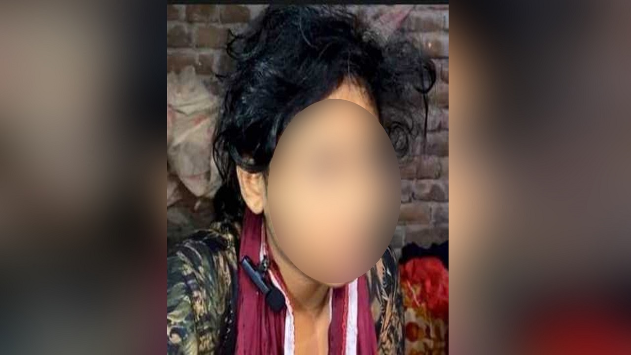 সাতক্ষীরায় বান্ধবীকে বিয়ের দাবিতে অনশনরত তরুণী। ছবি : কালবেলা