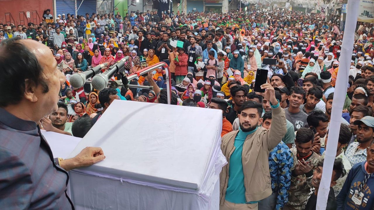 লাঙ্গল মার্কায় ভোট চেয়ে বিরামহীন প্রচারণা চালিয়েছেন ঢাকা-৪ আসনের জাপা মনোনীত প্রার্থী সৈয়দ আবু হোসেন বাবলা। ছবি : কালবেলা