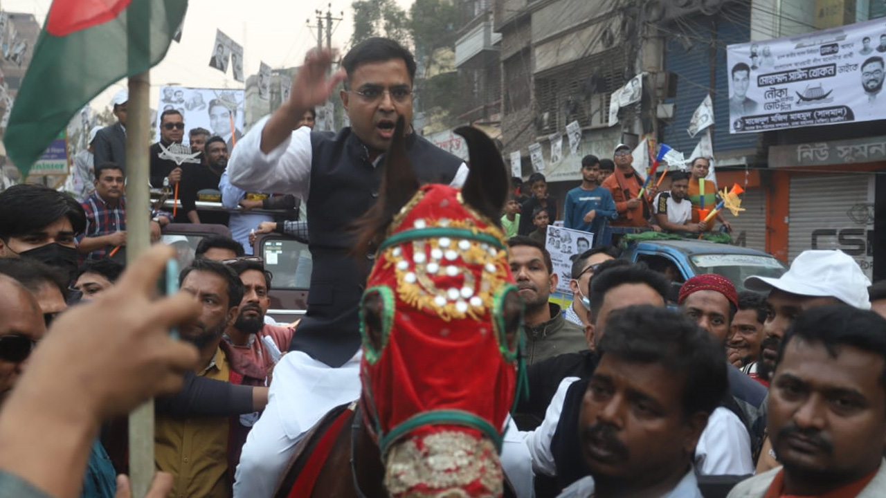 ঘোড়ায় চড়ে ভোটারদের কাছে ভোট চান নৌকা প্রতীকের প্রার্থী সাঈদ খোকন। ছবি : কালবেলা