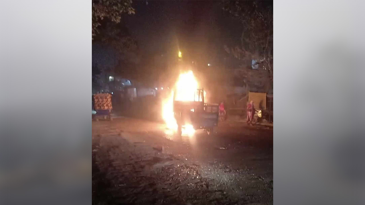 নারায়ণগঞ্জে ফতুল্লার পঞ্চবটি সংলগ্ন বন বিভাগের সামনে ঢাকা-নারায়ণগঞ্জ পুরোনো সড়কে পিকআপে অগ্নিসংযোগের ঘটনা ঘটে। ছবি : কালবেলা