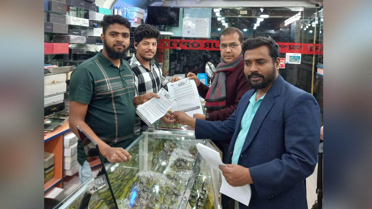 রাজধানীর বিজয়নগরে লিফলেট বিতরণ ও গণসংযোগ করেছেন দলের কেন্দ্রীয় নেতারা। ছবি : কালবেলা