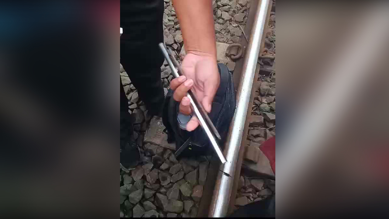 আটক যুবকের কাছ থেকে একটি স্টিলের পাইপ ও নাটবল্টু উদ্ধার করা হয়। ছবি : কালবেলা