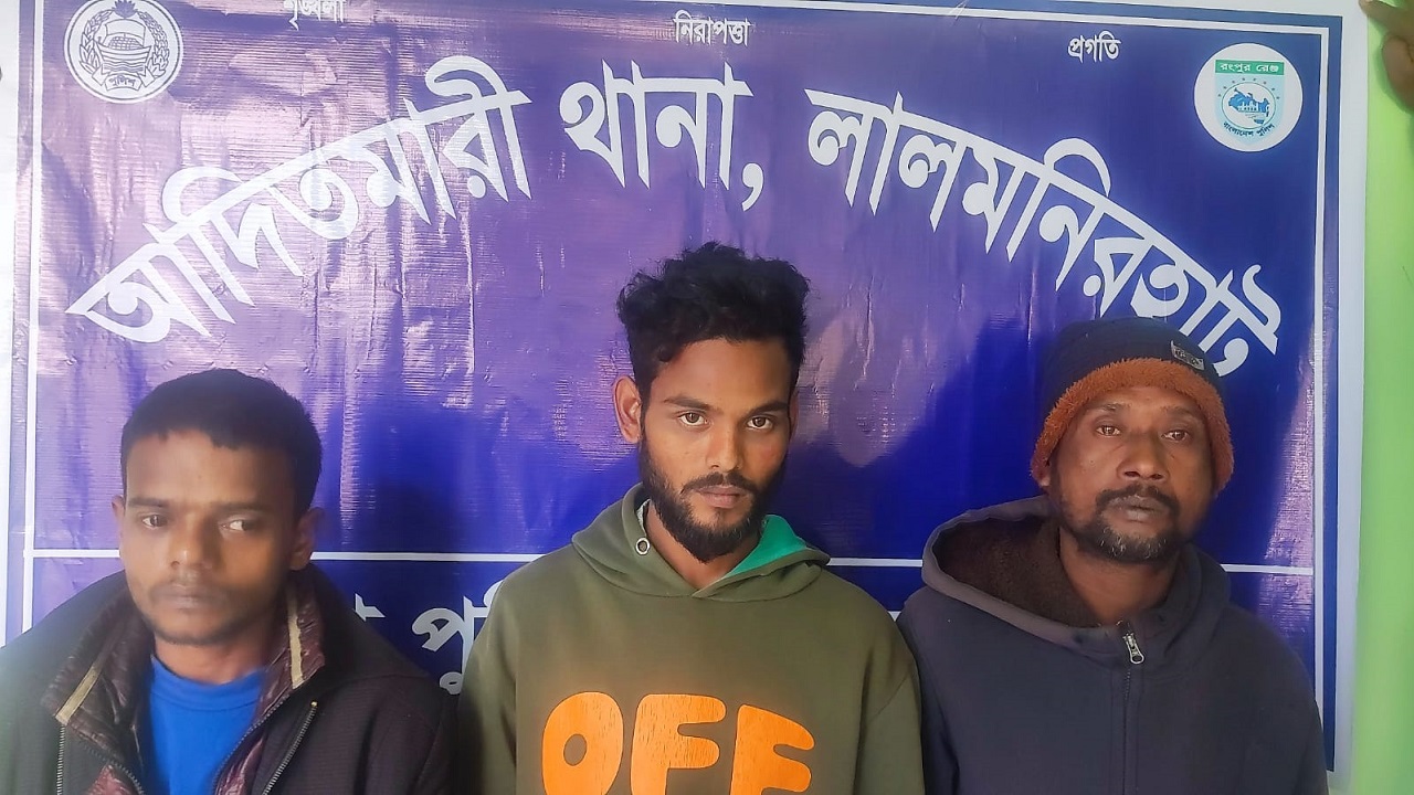 মসজিদের টিউবওয়েল চুরির অভিযোগে আটক তিন চোর। ছবি : কালবেলা