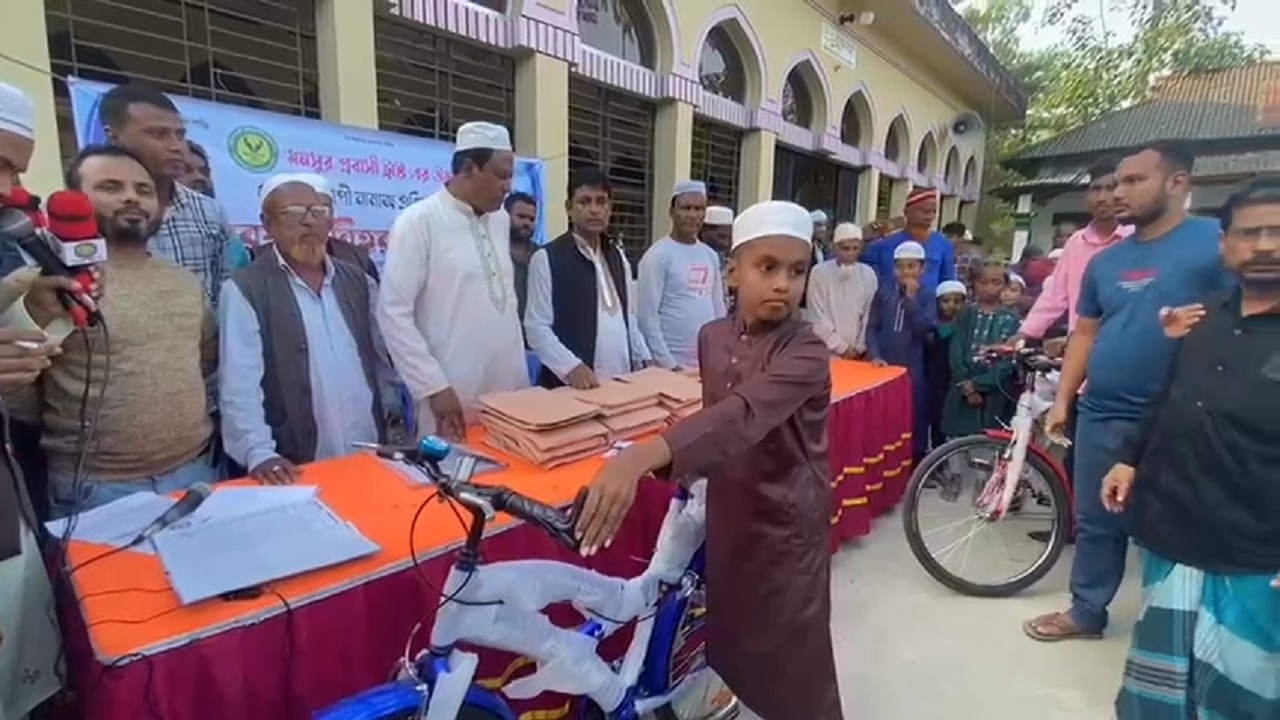 পুরস্কার হিসেবে বাইসাইকেল গ্রহণ করছে টানা ৪০ দিন পাঁচ ওয়াক্ত নামাজ আদায় করা এক কিশোর। ছবি : কালবেলা