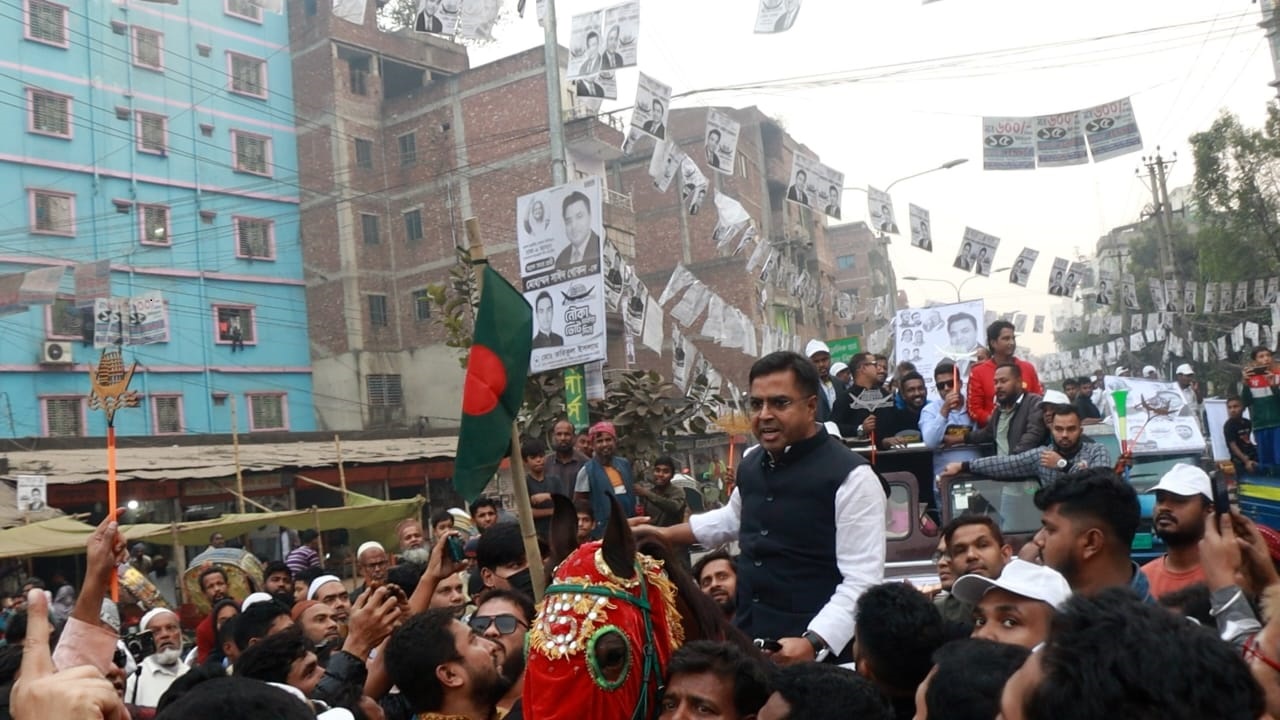 সুসজ্জিত ঘোড়ায় চড়ে নৌকায় ভোট চাইছেন মোহাম্মদ সাঈদ খোকন। ছবি : কালবেলা