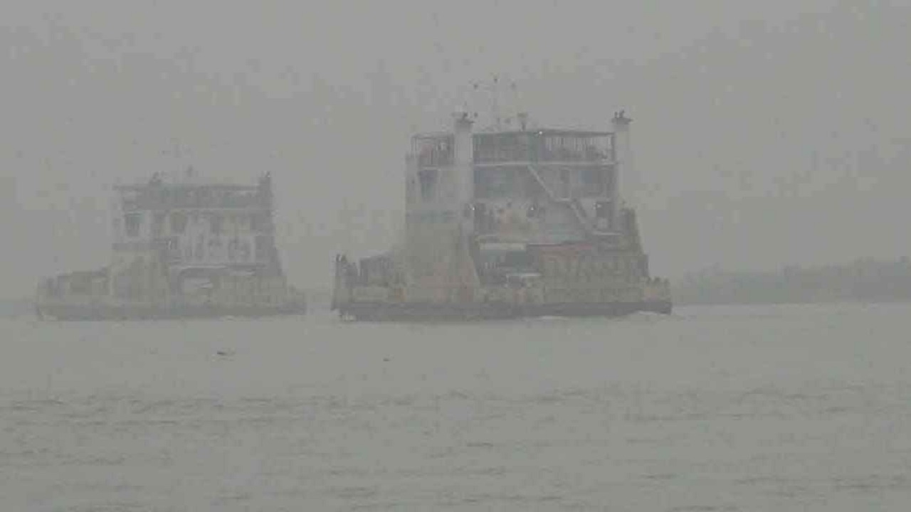 ঘন কুয়াশার কারণে ফেরি চলাচল বন্ধ রাখা হয়েছে। ছবি : কালবেলা