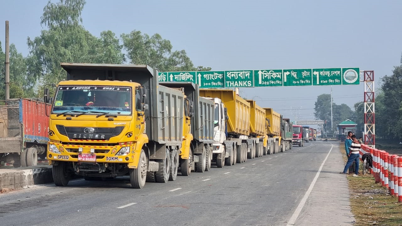 বাংলাবান্ধা স্থলবন্দরে সারি সারি পণ্যবাহী ট্রাক। ছবি : কালবেলা