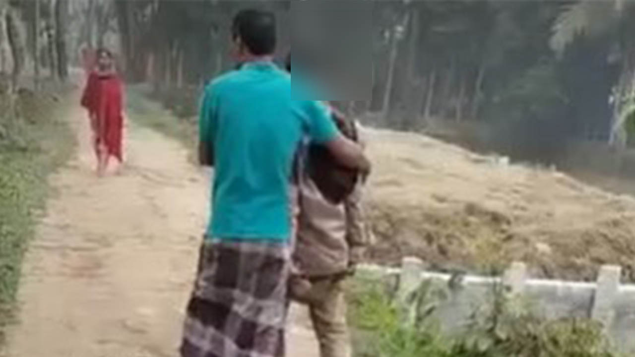 সোনাইমুড়ী উপজেলায় অস্ত্র নিয়ে প্রকাশ্যে মহড়া দিয়েছেন ওয়ার্ড আওয়ামী লীগের সভাপতি। ছবি : সংগৃহীত