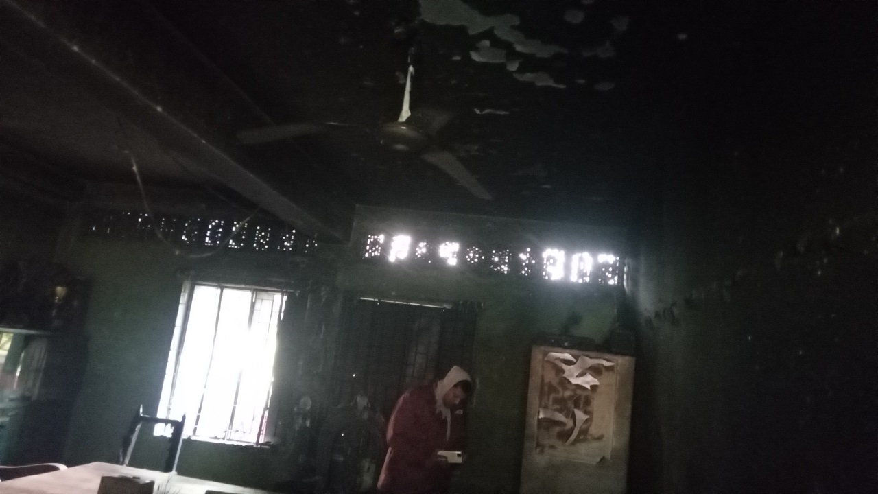 দুর্বৃত্তের আগুনে পোড়া রাজশাহীর একটি নির্বাচন কেন্দ্র। ছবি : কালবেলা
