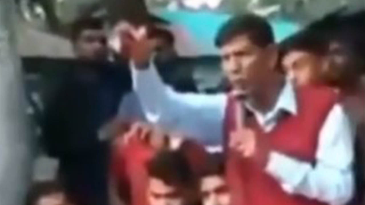 সুবর্ণচর উপজেলার চরবাটা ইউনিয়নের ৮ নম্বর ওয়ার্ডের মেম্বার আকবর হোসেন। ছবি ভিডিও থেকে নেওয়া